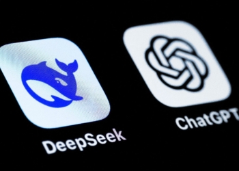 smartphone-screen-with-chatgpt-and-deepseek-app-icons